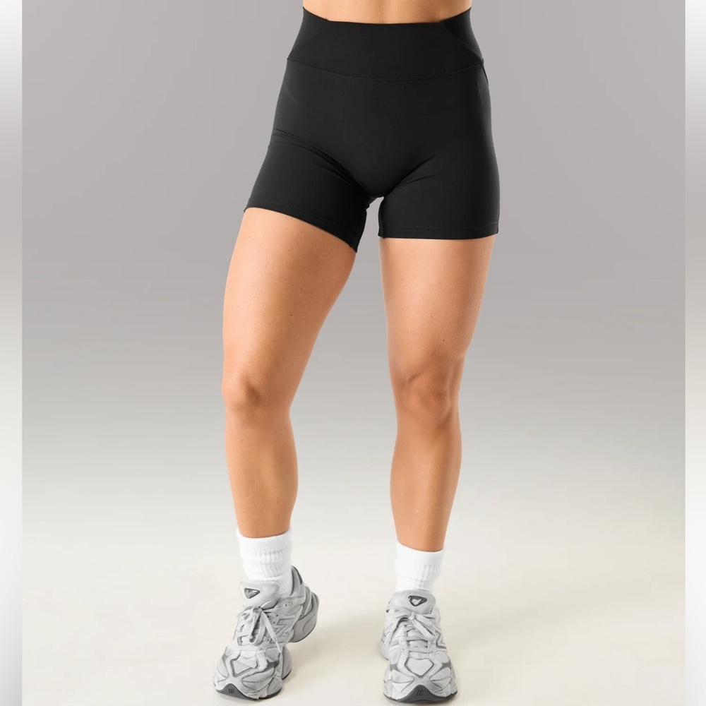Alphalete AURA ULTRA-HIGH RISE SHORT - Black- Brand New